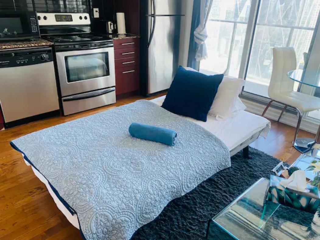 Apartmán Gorgeous 1Br W/Parking Across The Scotiabank Arena Toronto Exteriér fotografie