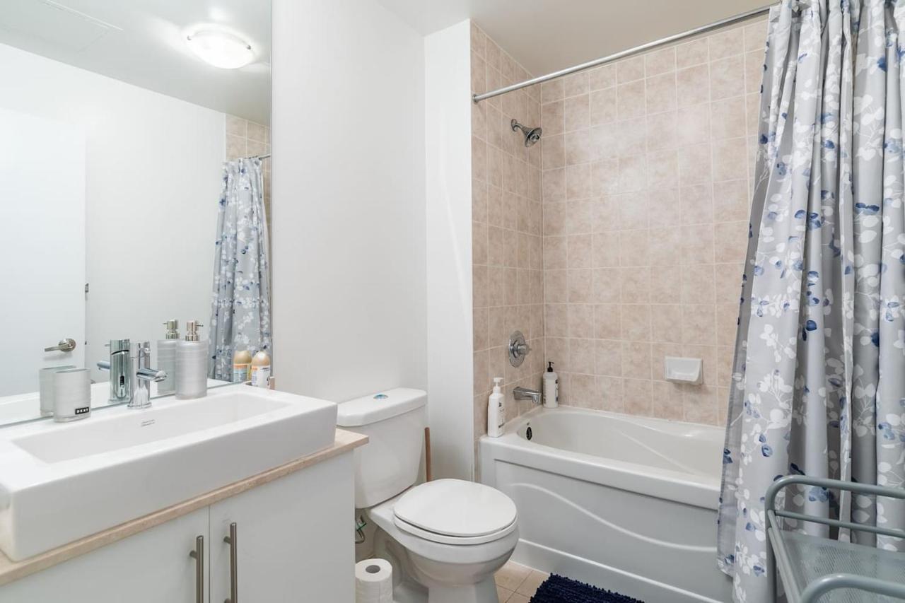 Apartmán Gorgeous 1Br W/Parking Across The Scotiabank Arena Toronto Exteriér fotografie