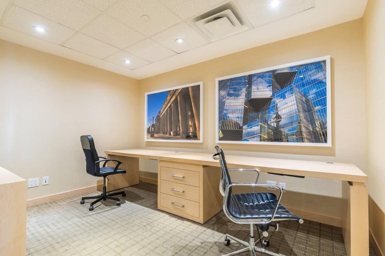 Apartmán Gorgeous 1Br W/Parking Across The Scotiabank Arena Toronto Exteriér fotografie